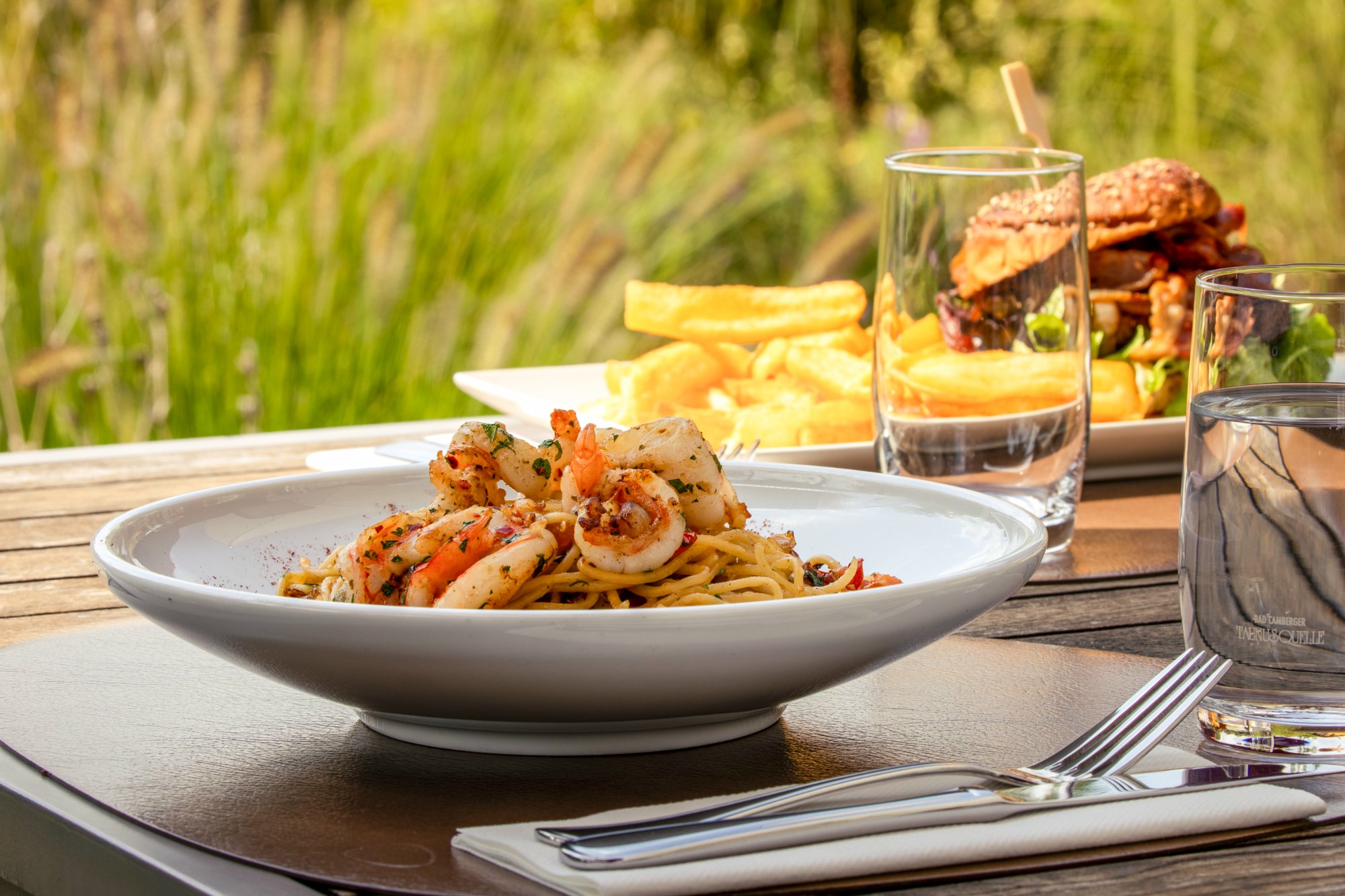 Rosé-Wein und frischer Salat auf der Terrasse — Restaurant Bad Homburg Passions am Golfplatz mit Blick ins Grüne